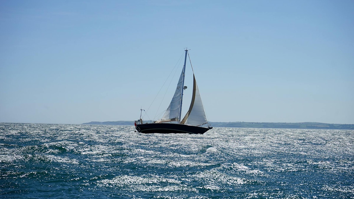 Jak plout na jachtě na boční vítr – tipy a triky pro začátečníky i pokročilé