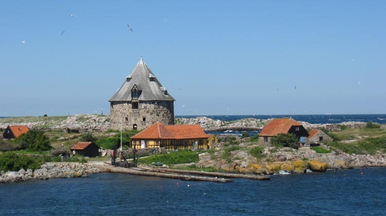 Věž a přístav na ostrově Frederikse