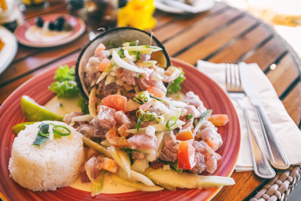 Il piatto nazionale tahitiano è un'insalata di pesce crudo chiamata Poisson Cru nella Polinesia francese.