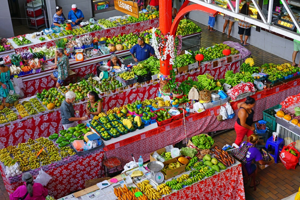 Didelis uždaras viešas turgus su vietiniais suvenyrais, rankdarbiais ir maistu Papetės centre, Taitis, Prancūzijos Polinezija.
