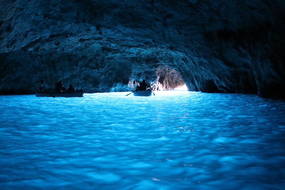 Mėlynasis Grotta Azzurra urvas Kaprio saloje su valtimis.