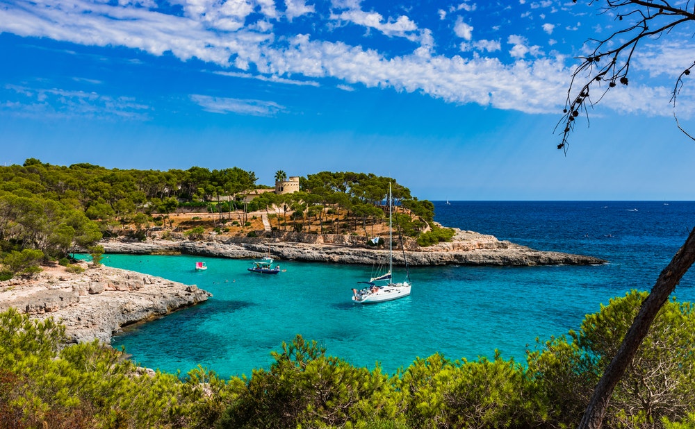 Båter i en vakker bukt, Mallorca, Spania.