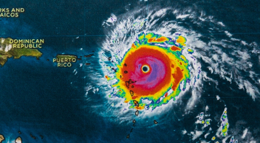 „Geocolor“ vaizdas uragano „Irma“, siaubančio Karibų jūros salas, akyje. NASA pateikti šio vaizdo elementai.