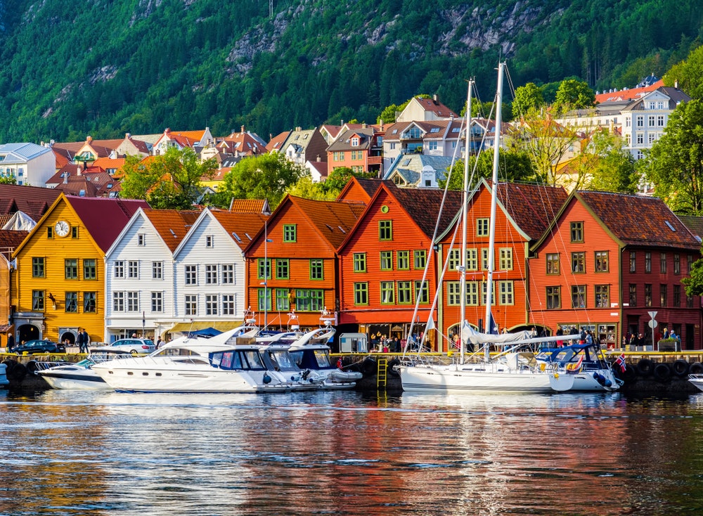 Ein Blick auf die historischen Gebäude am Bryggen-Hanseatic-Kai in Bergen, Norwegen.