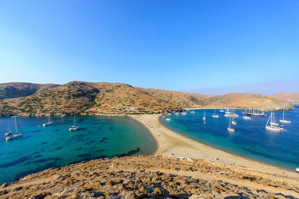 Πανοραμική άποψη της αμφίπλευρης παραλίας Κολώνα στην Κύθνο, Ελλάδα, όπως φαίνεται από το νησάκι του Αγίου Λουκά