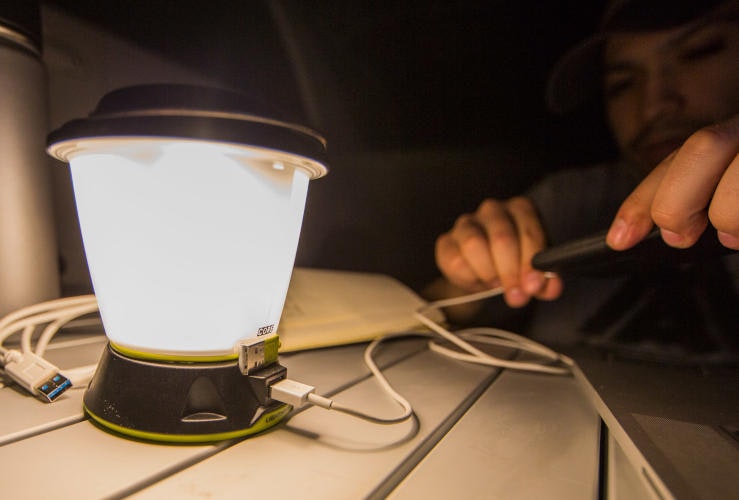 Moderne lanterner kan skinne mens du lader telefonen (kilde: GoalZero.cz)