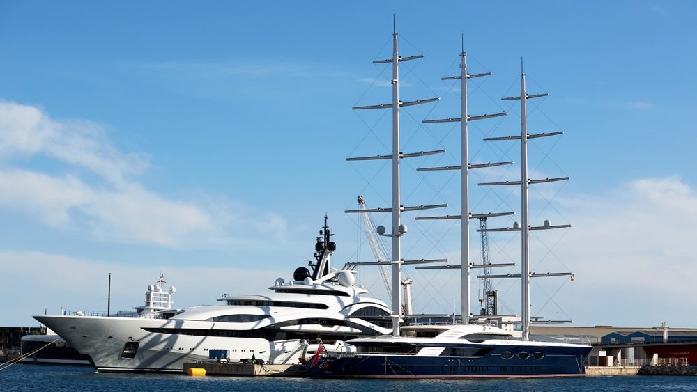 den største seilyachten black pearl parkert ved en havn