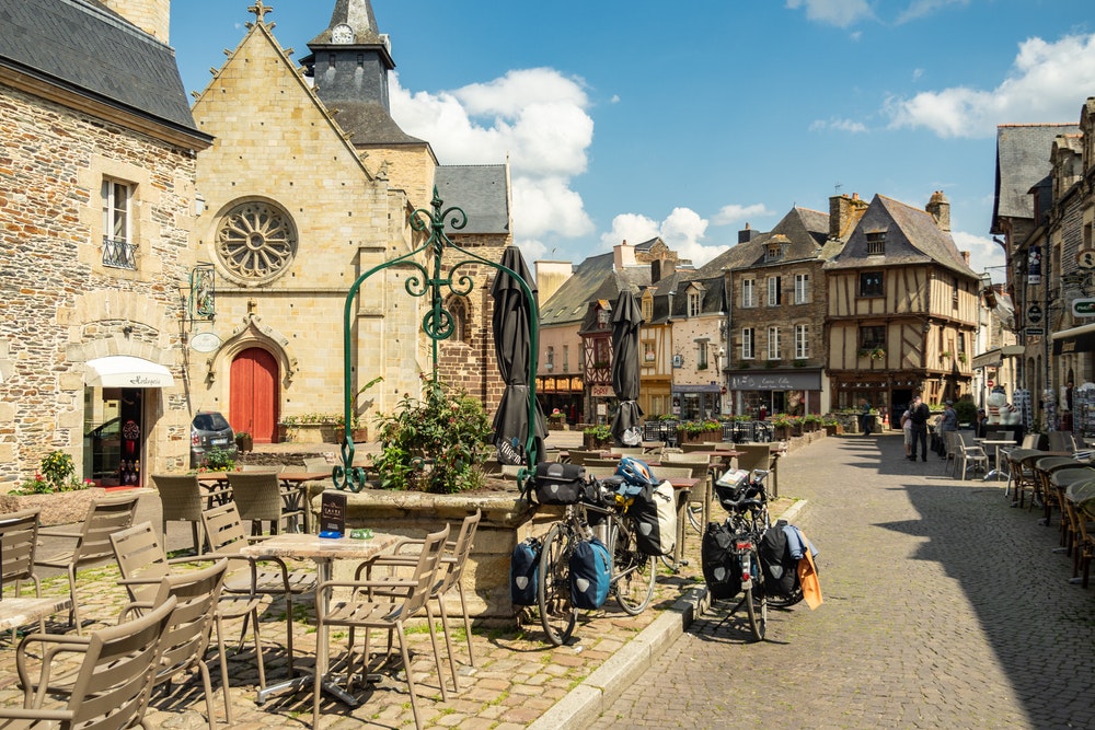 Náměstíčko krásné vesnice Malestroit ve francouzské Bretani, cyklistická kola, zahrádka restaurace.