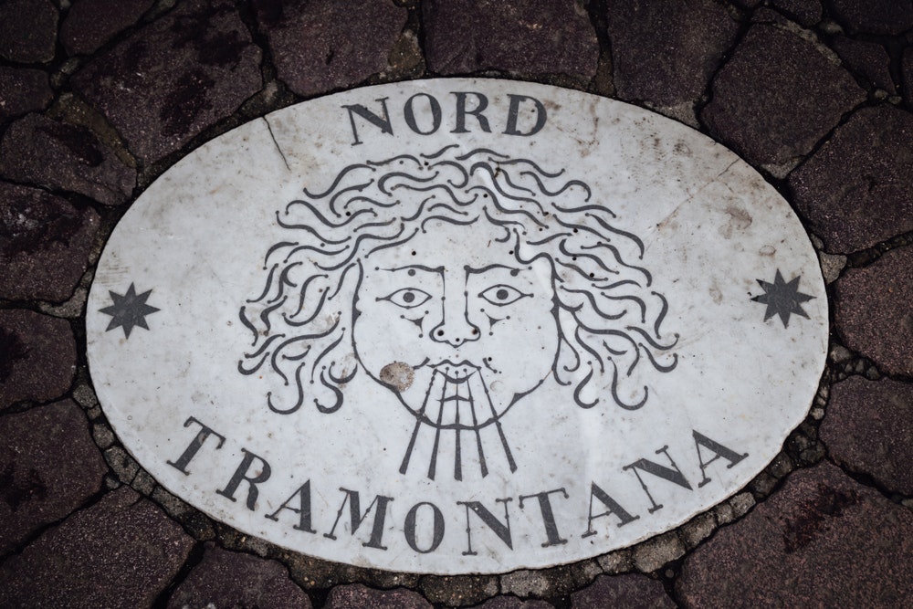 Historická značka Nord Tramontana ve Vatikánu v Itálii.