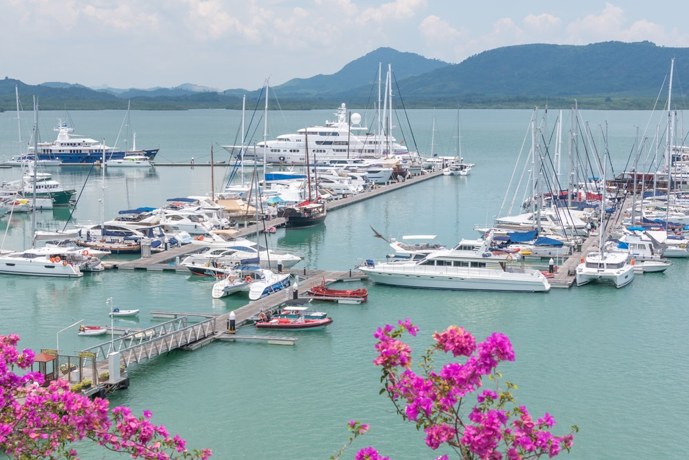Eine Reihe von Yachten und viele Luxusboote im Hafen von Phuket Yachts Haven Marina, Thailand