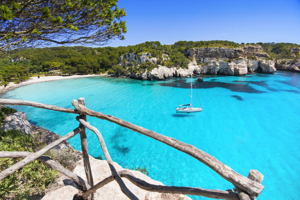 Η όμορφη παραλία Cala Macarella, νησί Menorca, Ισπανία. Ιστιοφόρο στον κόλπο.