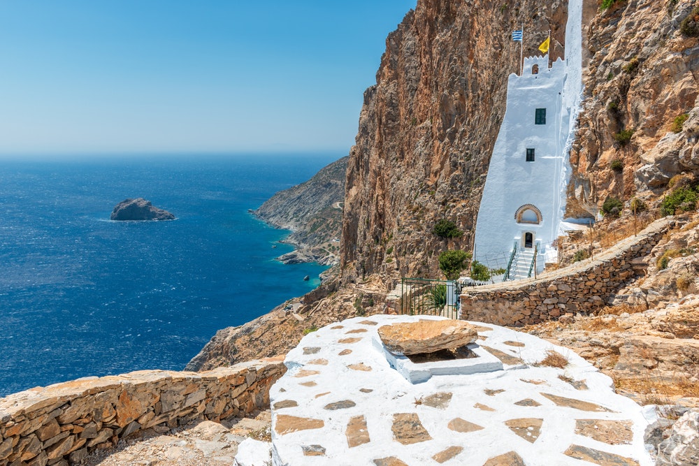 Ünlü Hozoviotissa Manastırı, Amorgos Adası'nda Ege Denizi'nin üzerindeki bir kayanın üzerinde durmaktadır
