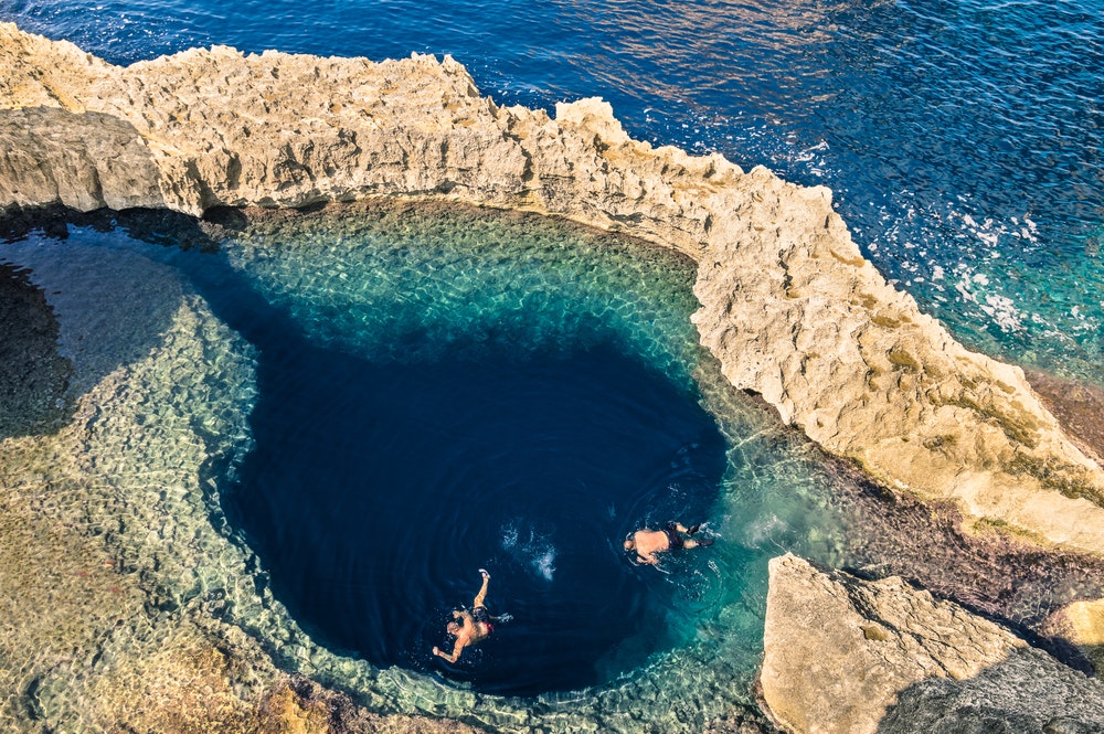 Η βαθιά μπλε τρύπα στο παγκοσμίου φήμης Azure Window στο νησί Gozo - ένα μεσογειακό φυσικό θαύμα στην όμορφη Μάλτα.