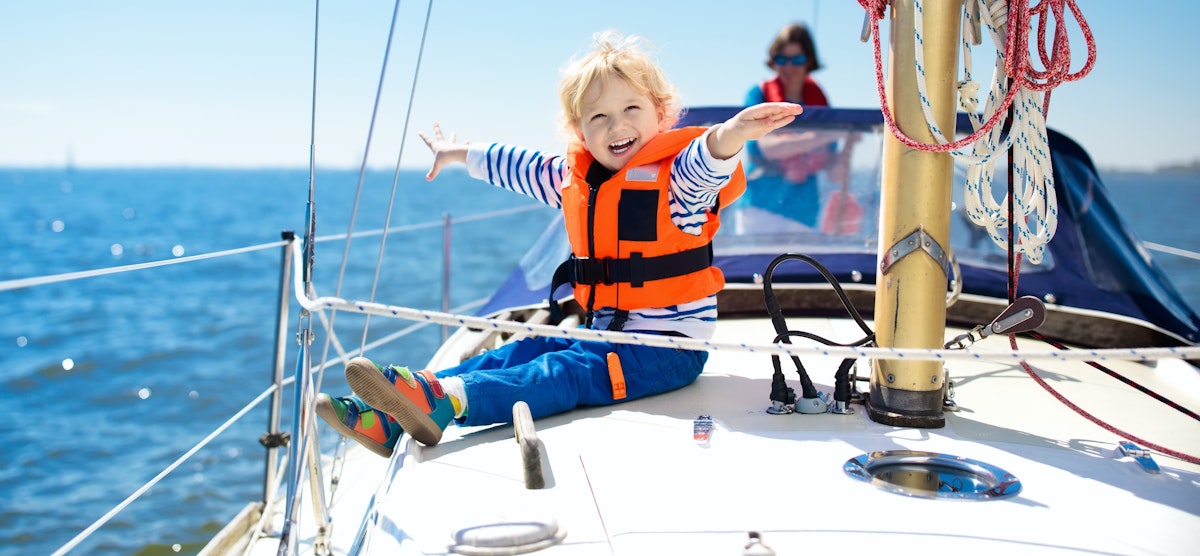 Trygg og morsom båttur med barn: Tips og nødvendigheter