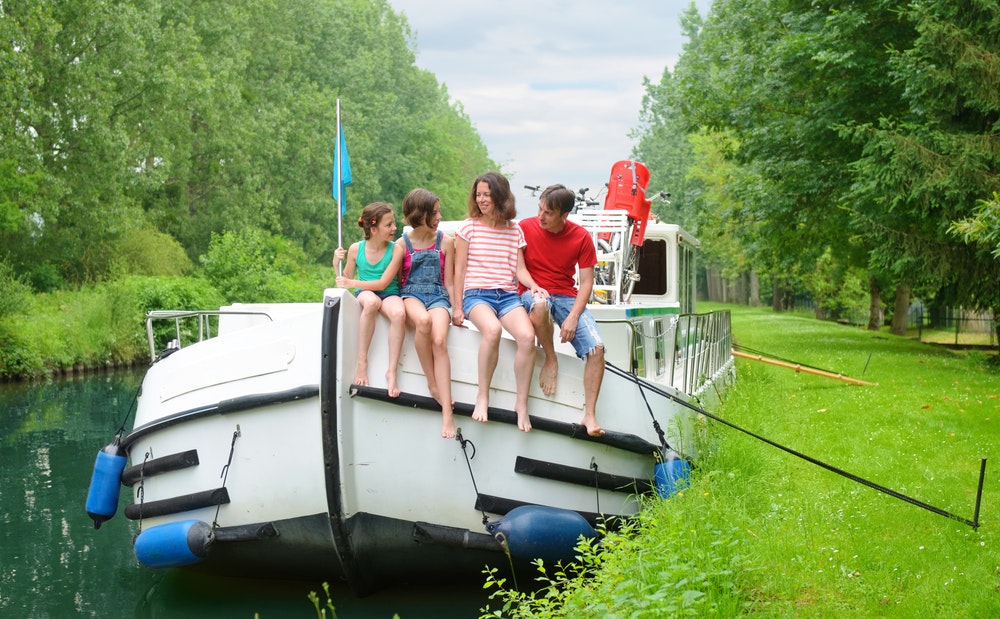 Familie im Urlaub auf einem Hausboot.