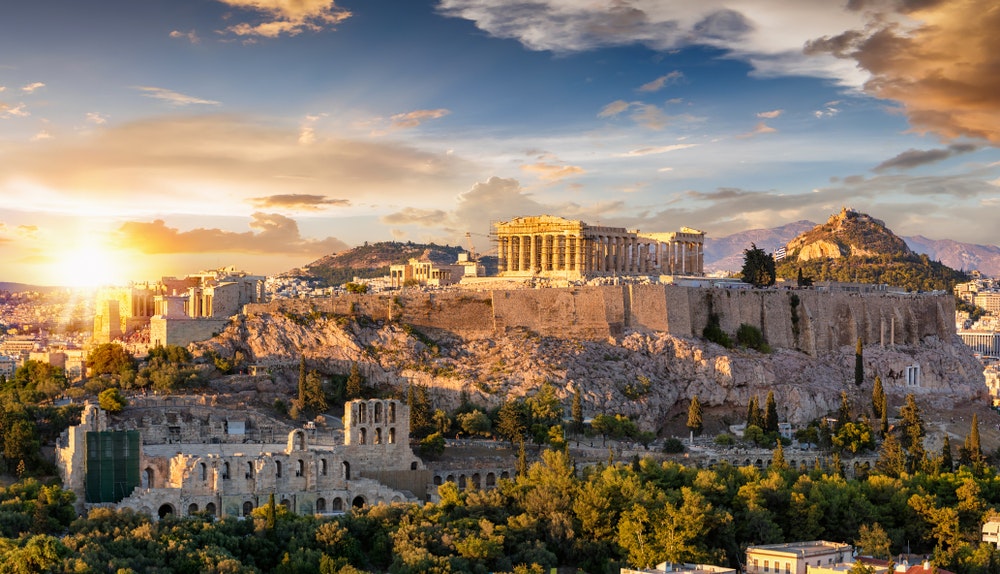 Akropole v Aténách s Parthenonovým chrámem při západu slunce.