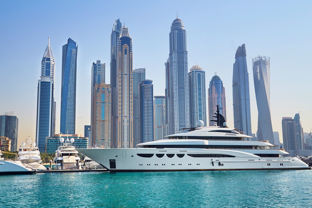 Dubai Marina a luxusní jachta, mrakodrapy v pozadí