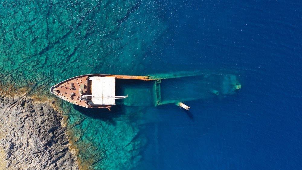 Luftbilde av det berømte vraket av Nordland, halvt sunket på holmen Prasonisi nær hovedhavnen i Diakofti på øya Kythera, Det joniske hav, Hellas