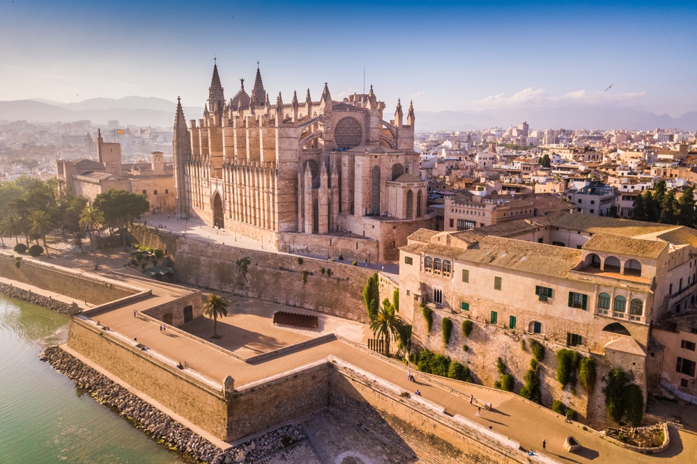 Palma de Mallorca'daki tarihi katedralin havadan görünümü.