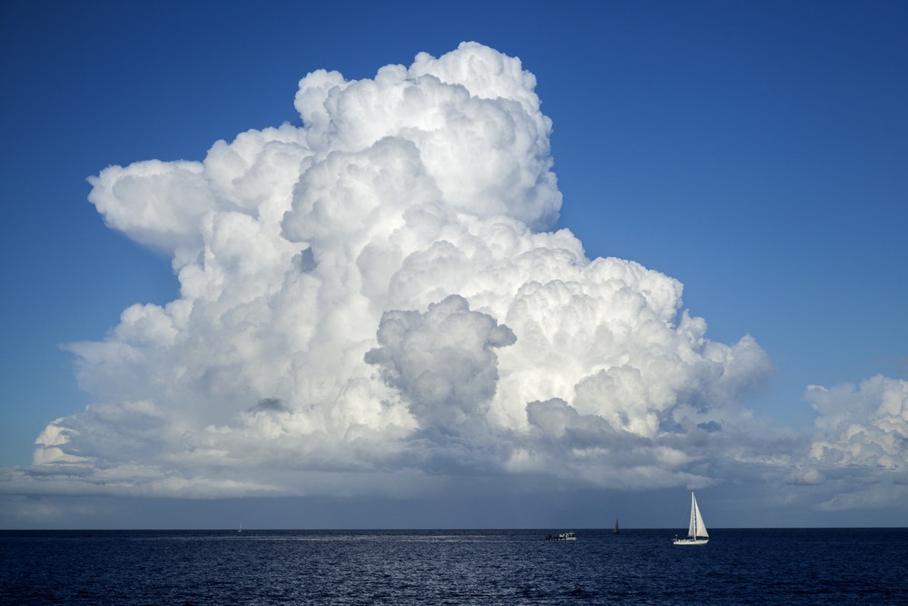 Kumuluswolken sind ein Zeichen für ruhiges Segeln.