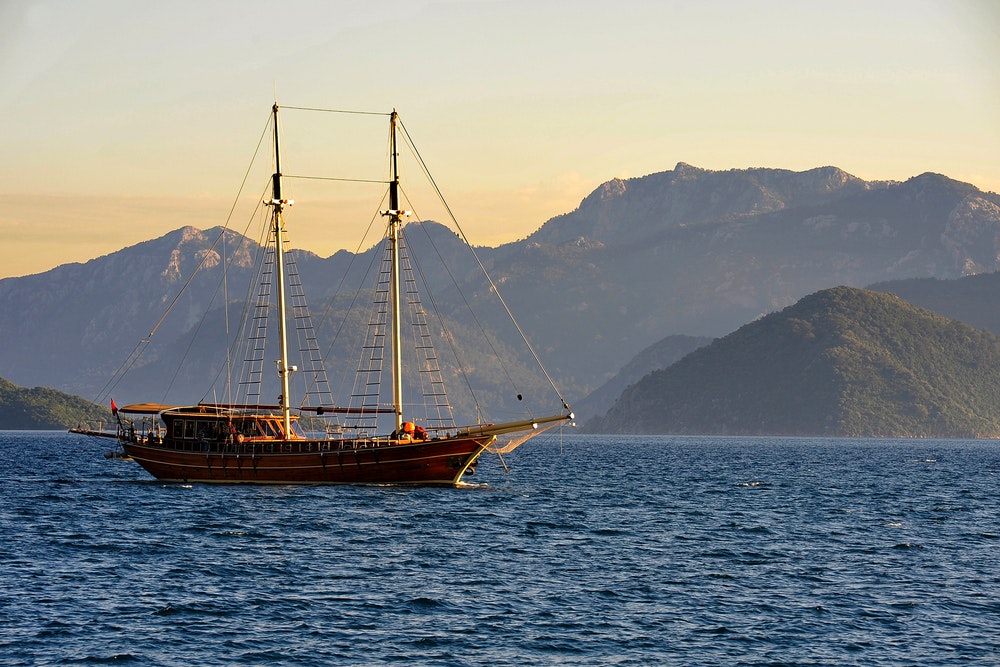 Dřevěná jachta gulet v Turecku