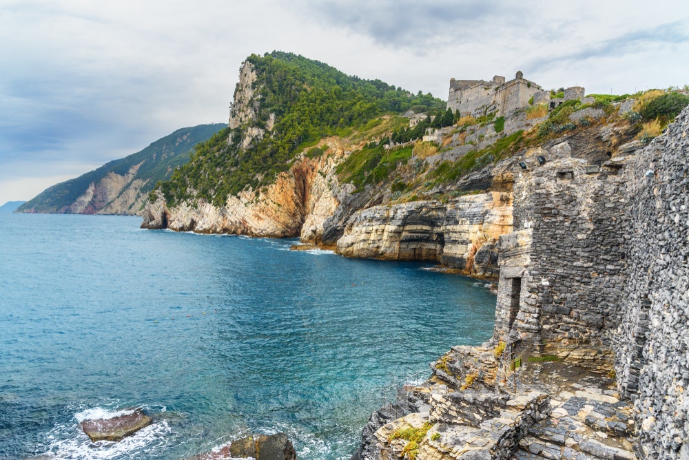 Eine felsige Bucht in Portovenere, Italien, die durch den Dichter Byron berühmt wurde.