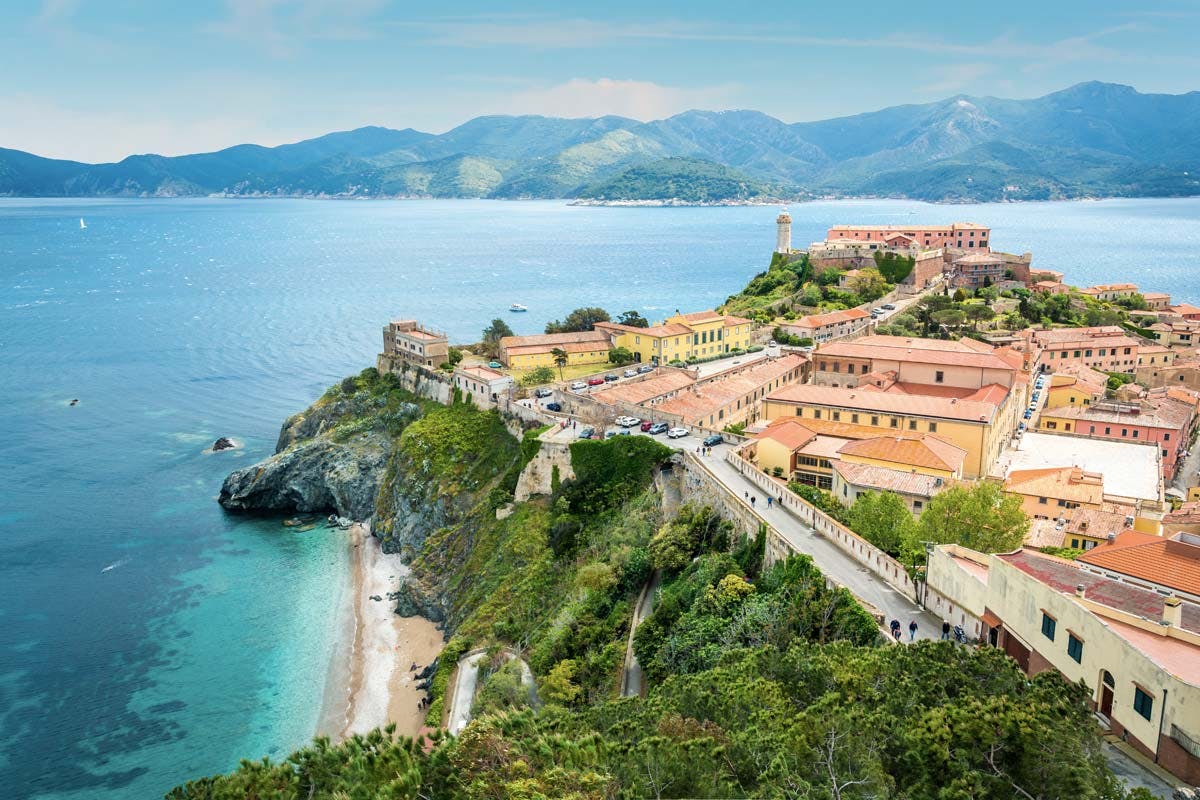 Pequena Cidade Na Costa Da Ilha De Elba, Em Itália. Número Elevado