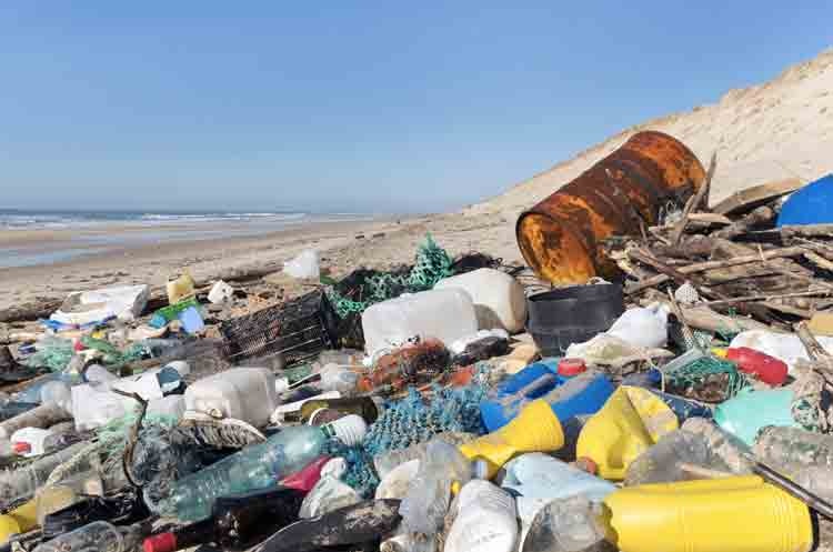 Søppel og avfall på stranden