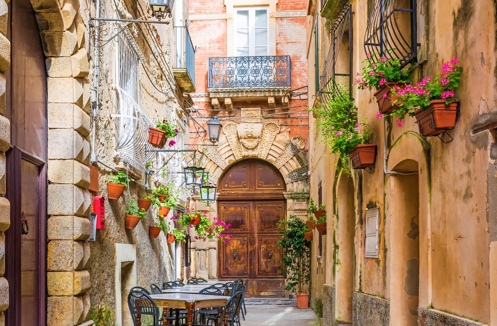 Tarihi bir sokakta bir köşede bir kafe, Positano, İtalya.