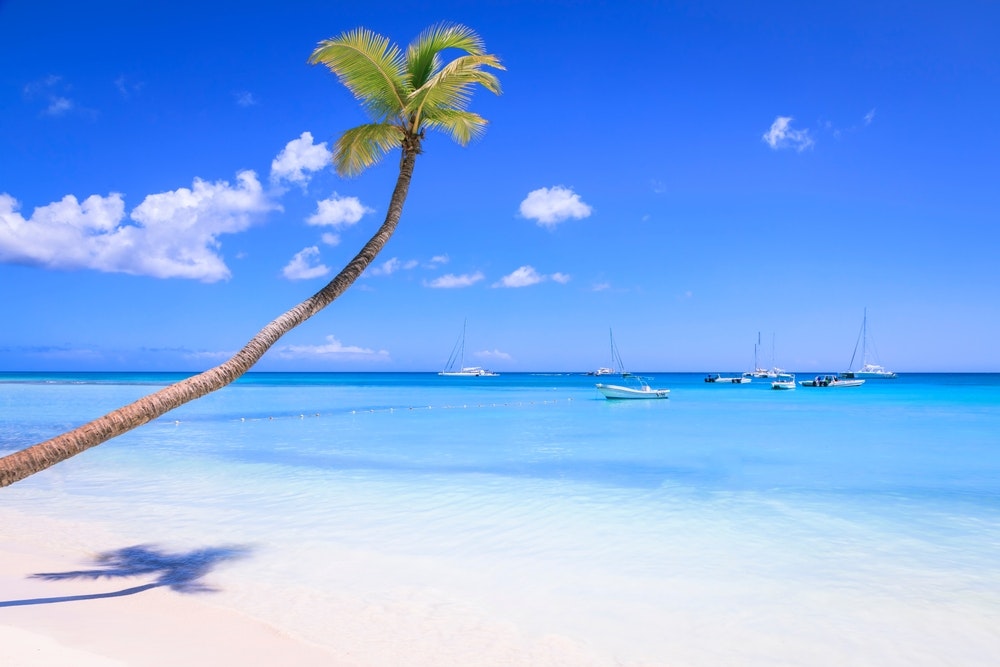 Tropický ráj, idylická karibská pláž s plachetnicemi, Punta Cana, Dominikánská republika