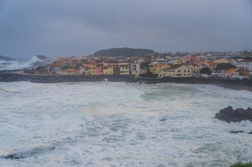 Ein Blick auf das Dorf São Roque auf den Azoren in Portugal nach dem Durchzug von Hurrikan Alex