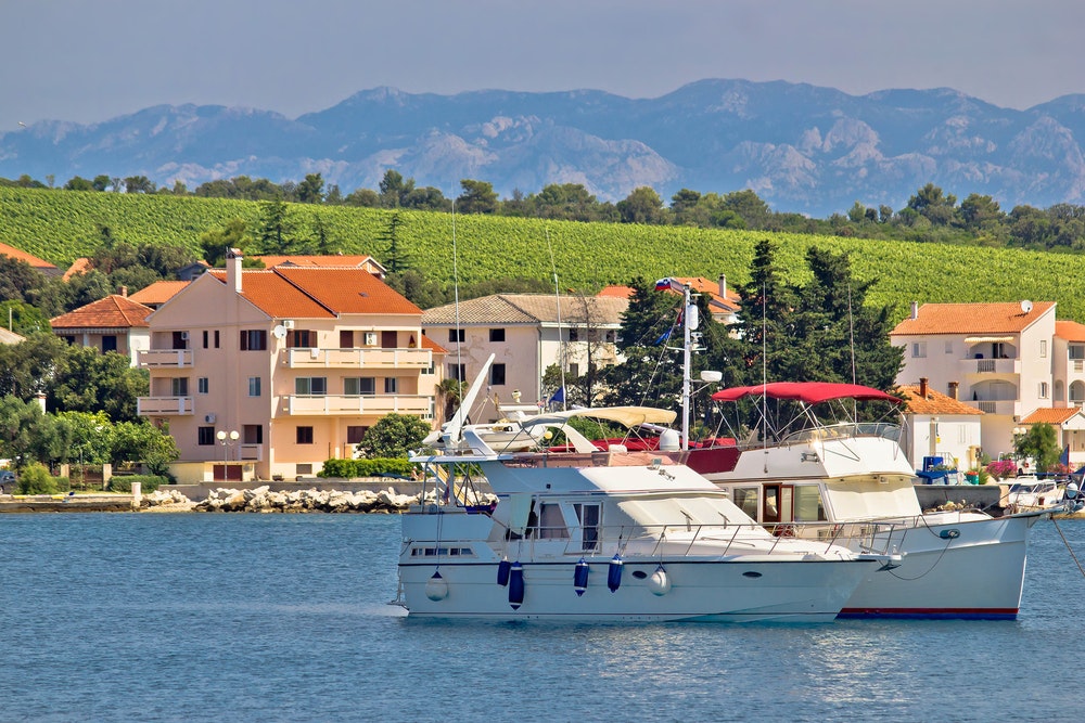 Petrcane kaimo idiliška jachtų krantinė Dalmatijoje, Kroatijoje