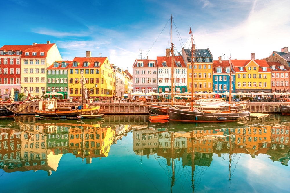 Kopenhag'daki Nyhavn liman caddesi