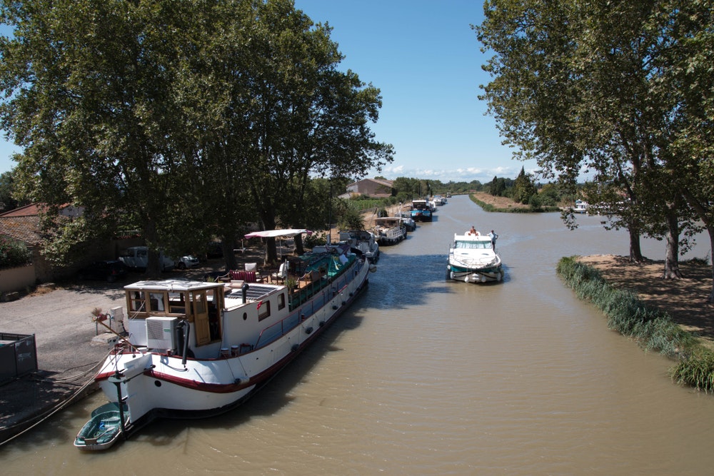  Canal du Midi in dem charmanten Dorf Homps an einem sonnigen Tag.