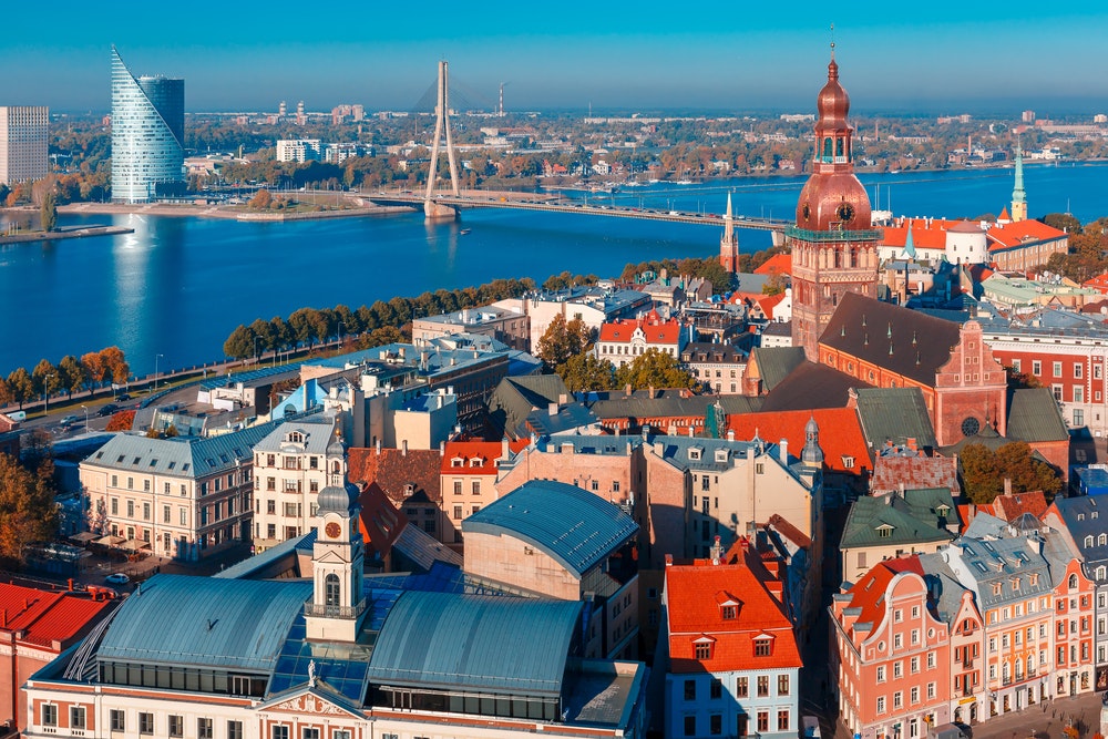 Luftfoto av gamlebyen og Daugava-elven fra St. Peters kirke, Riga