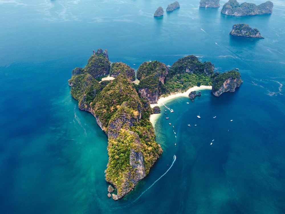 Koh Hong Adası, aşırı büyümüş kaya oluşumlarının ve berrak körfezin havadan görünümü