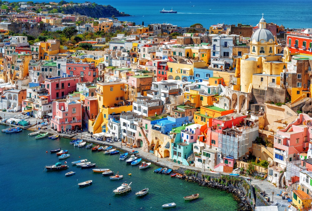 Procida adasındaki eski şehir limanında renkli geleneksel evler, Napoli, İtalya
