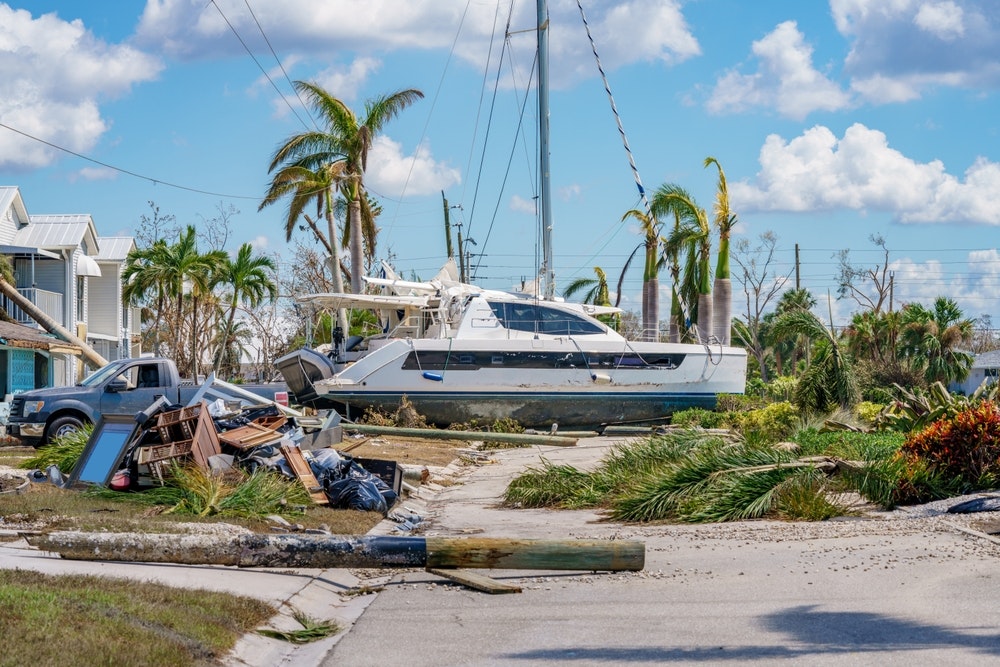 Katamarán odhozený na ulici v obytné čtvrti po hurikánu Ian ve Fort Myers na Floridě
