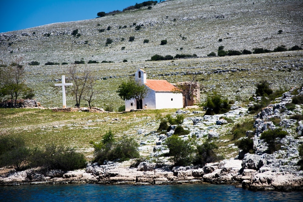 Kaplička a kříž v přírodě národního parku Kornati