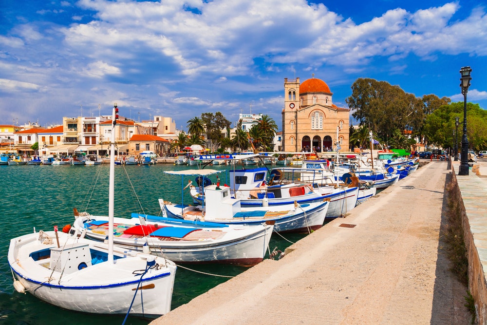 Přístav Aegina s tradičními řeckými rybářskými loďkami