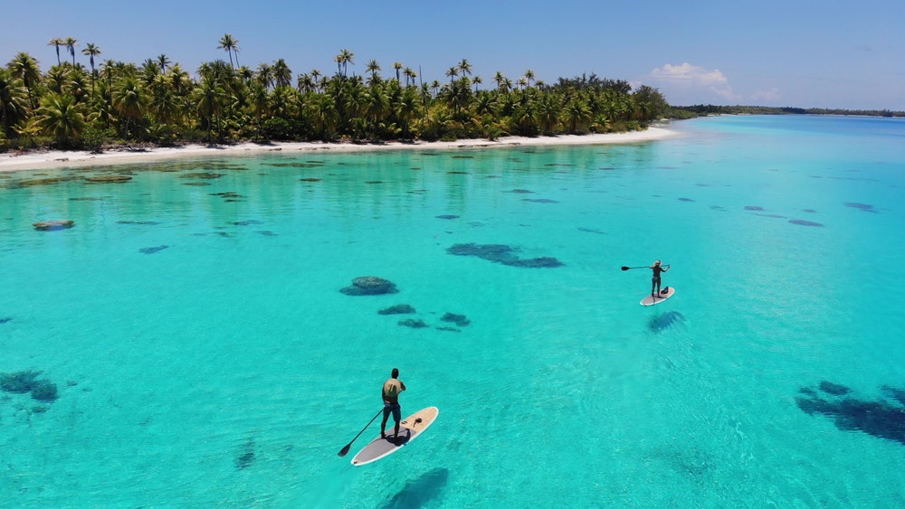 Laguna s paddleboardy ve Francouzské Polynésii