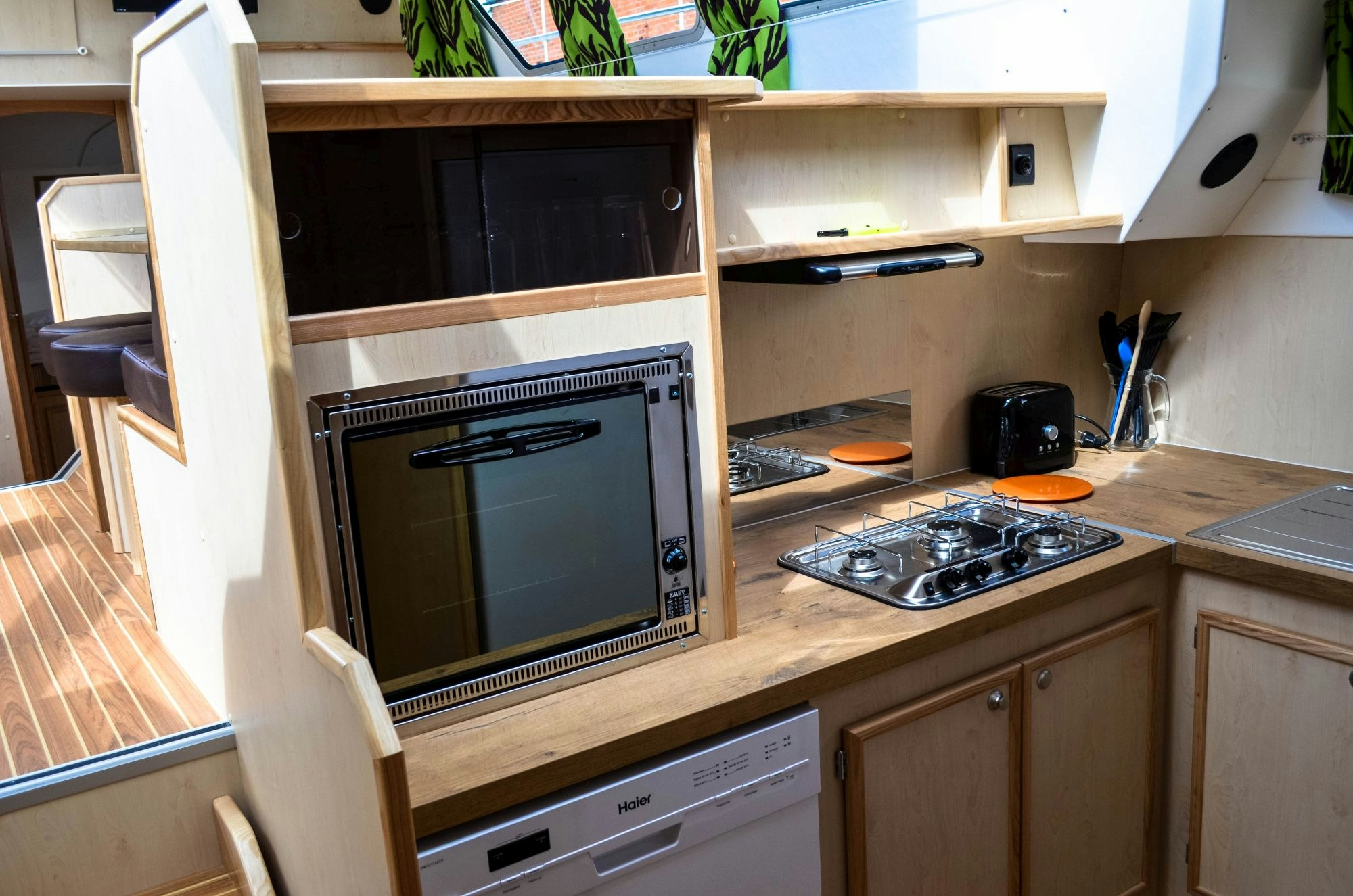 Įrengta virtuvė gyvenamajame laive Tarpon 49 Quattro Prestige