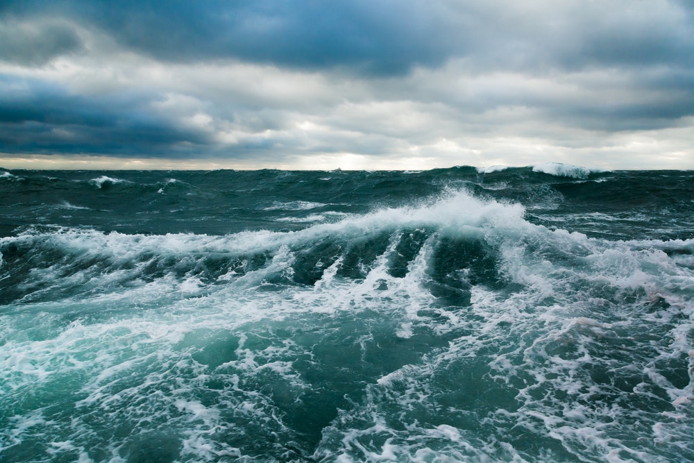 Güçlü rüzgarlarda açık denizde büyük dalgalar