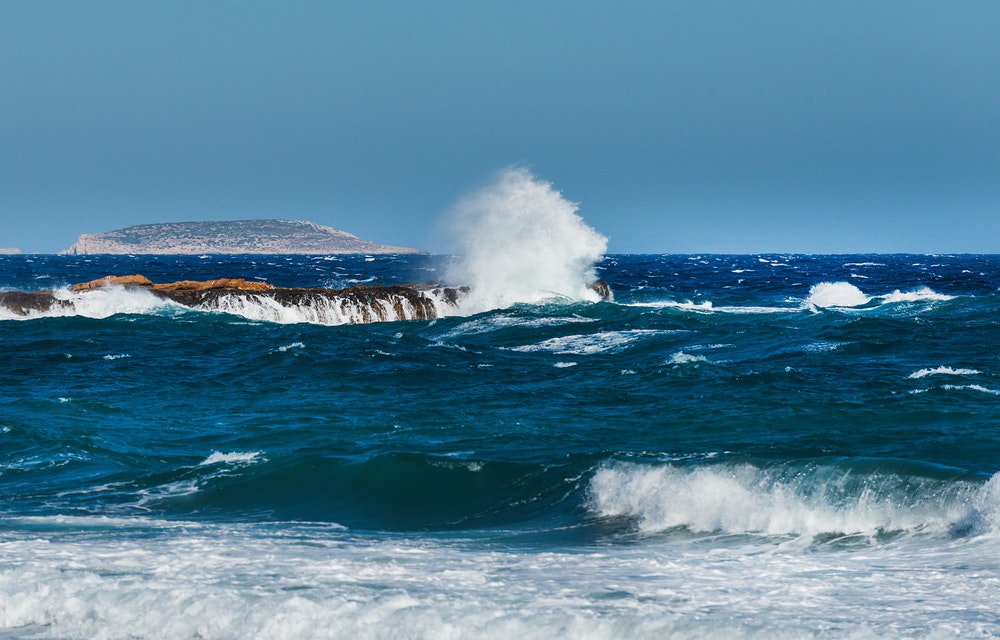 Durch den Wind verursachte Wellen auf See.
