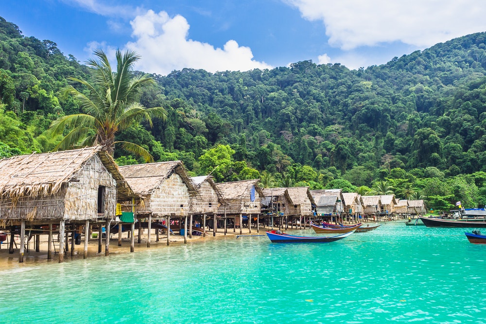 Deniz kıyısında ahşap tekne ve ev, Morgan köyü, Mu Koh Surin Ulusal Parkı, Andaman Denizi