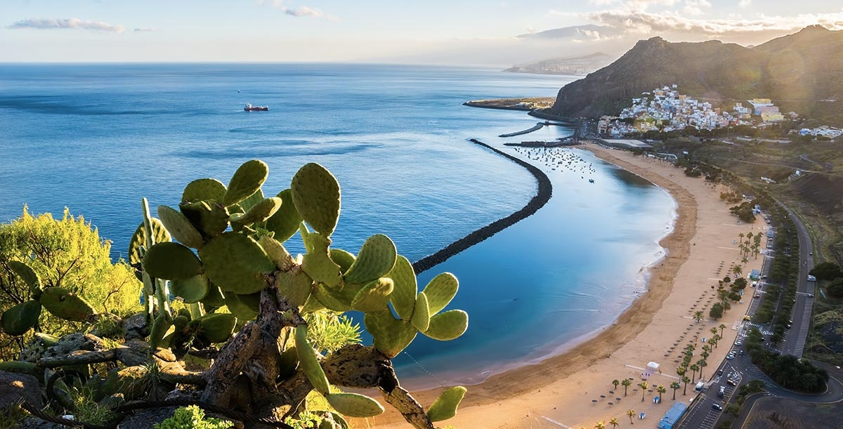 Pohled na pláž Las Teresitas Santa Cruz de Tenerife