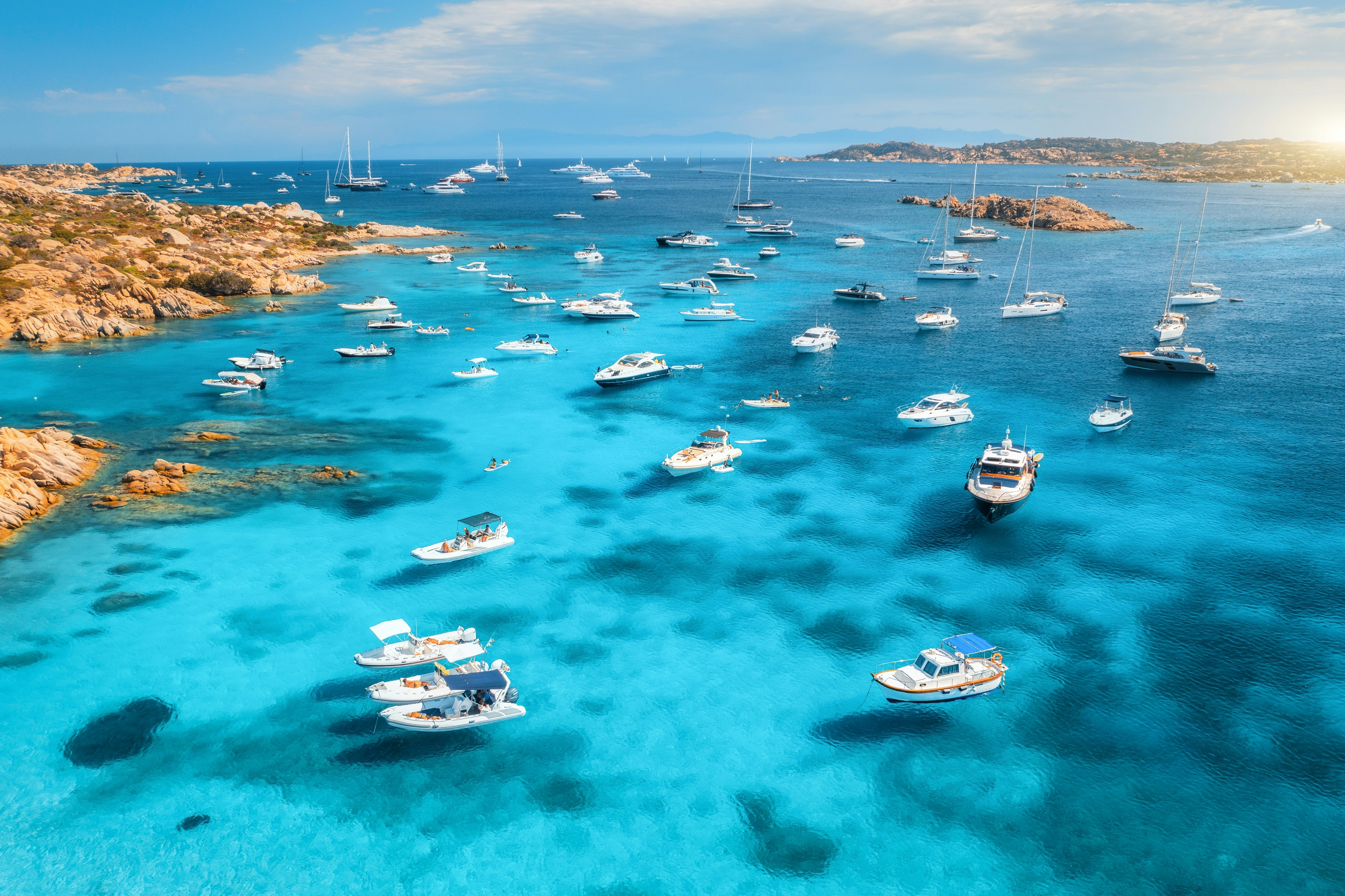 Det blå havet på Sardinia tiltrekker hundrevis av yachter til området