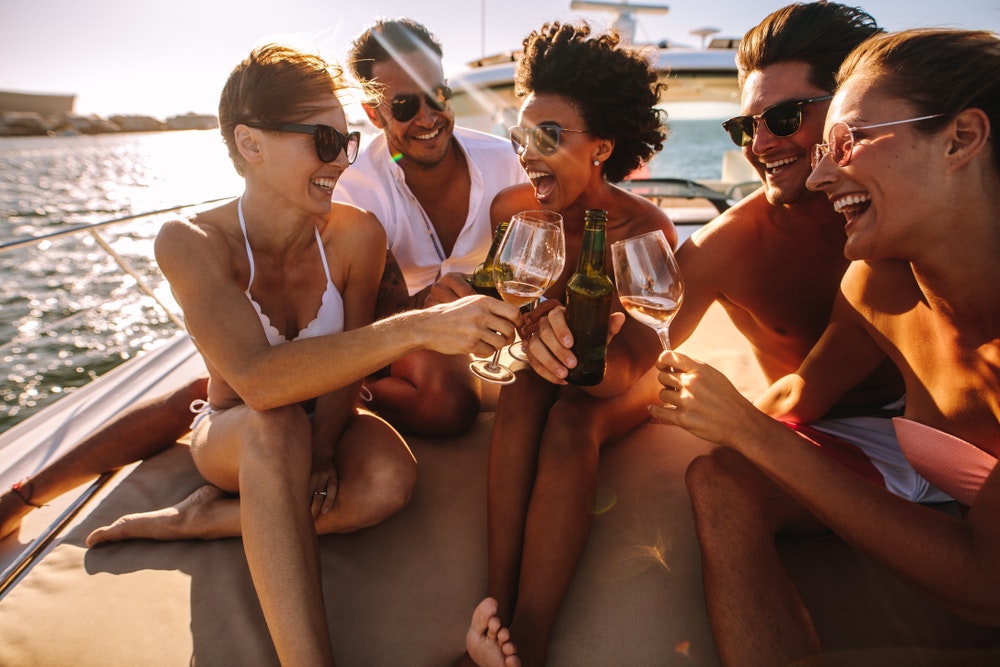 Bir gemide bir grup insan kutlama yapıyor, eğleniyor, bir şeyler içiyor.