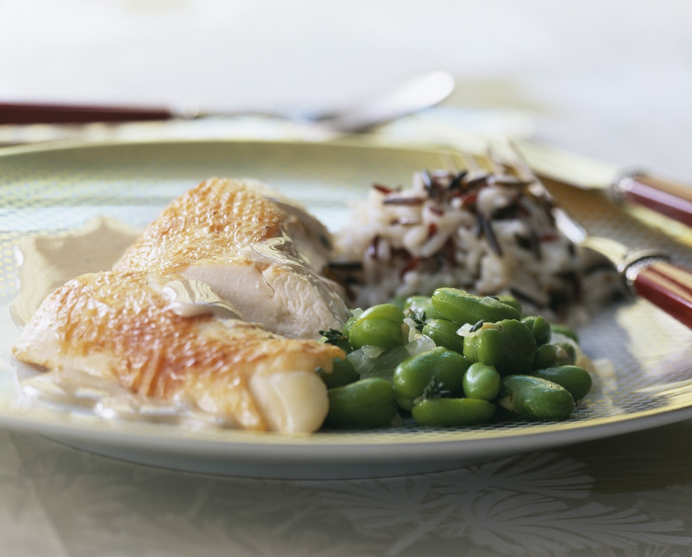 Vištiena arba vištienos krūtinėlė Bresse poulard Sauternes padaže su pupelėmis ir laukiniais ryžiais