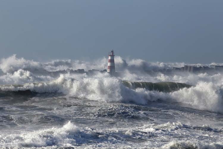 Supervelké vlny by mohly spolu se stoupajícími hladinami moří vést k častějším záplavám